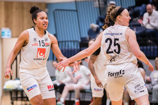 Visbys Amanda Okodugha och Jessica Kelliher jublar