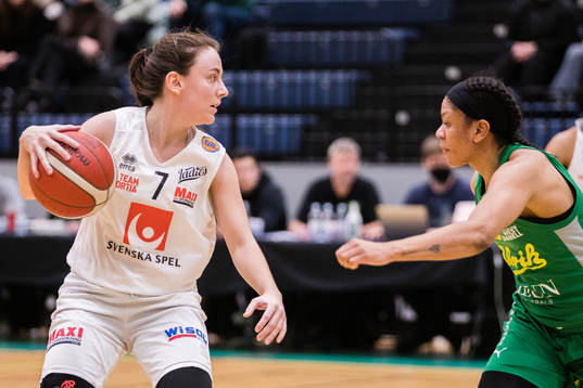 Visbys Regina Aguilar Motta och Alviks Dara Taylor