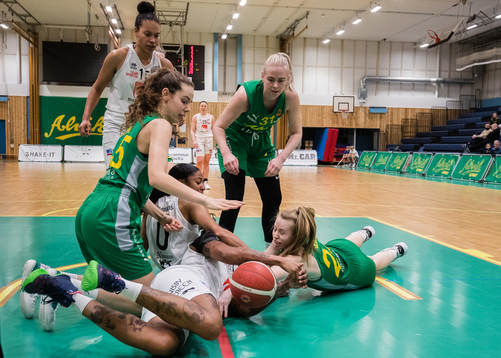 Alviks Hanna Käll, Mikaela Gustafsson och Hailey Leidel i