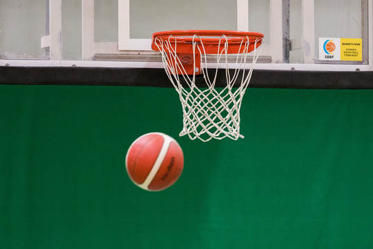 En basketkort och en basketboll