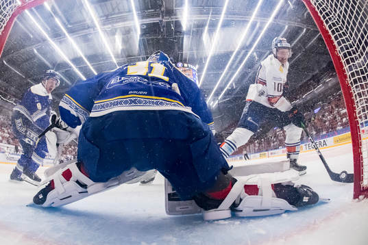 Växjös Richard Gynge  framför Leksands målvakt Kasimir