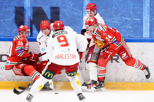 Moras Isak Grarfve och Bobby MacIntyre i en kamp mot
