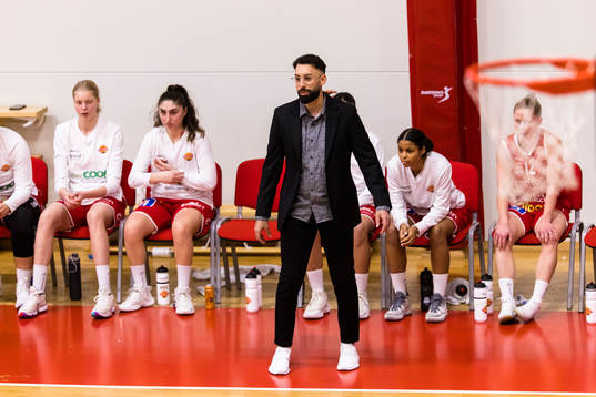 Uppsalas tränare Mady Mahdy följer spelet