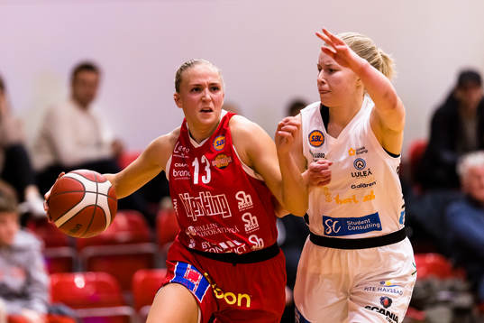 Uppsalas Ellinor Holmberg i kamp om bollen med Luleås