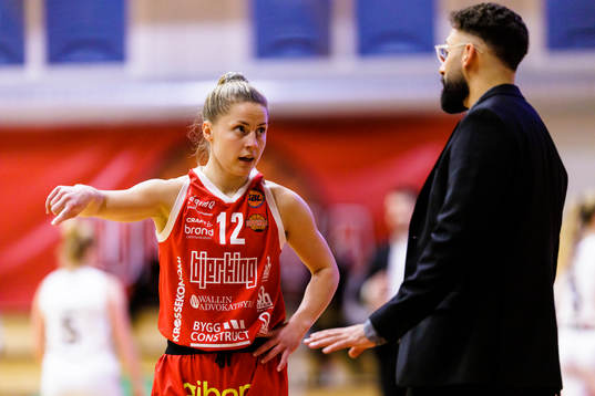 Uppsalas Mikaela Ekdahl samtalar med tränare Mady Mahdy