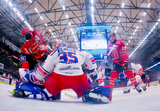 Örebros Emil Larsson och Jani Lajunen framför Oskarshamns