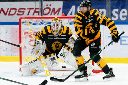 Skellefteås målvakt Gustaf Lindvall och Petter Granberg