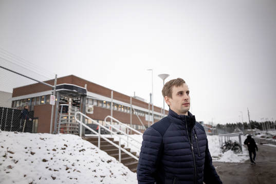 Handbollsspelaren Richard Hanisch utanför Volvos fabrik