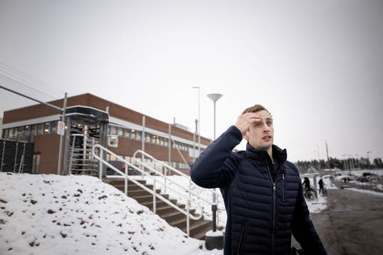 Handbollsspelaren Richard Hanisch utanför Volvos fabrik