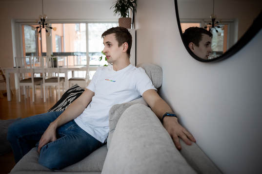 Handbollsspelaren Richard Hanisch blir intervjuad i sitt hem