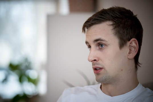 Handbollsspelaren Richard Hanisch blir intervjuad i sitt hem