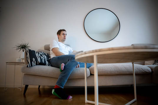 Handbollsspelaren Richard Hanisch blir intervjuad i sitt hem