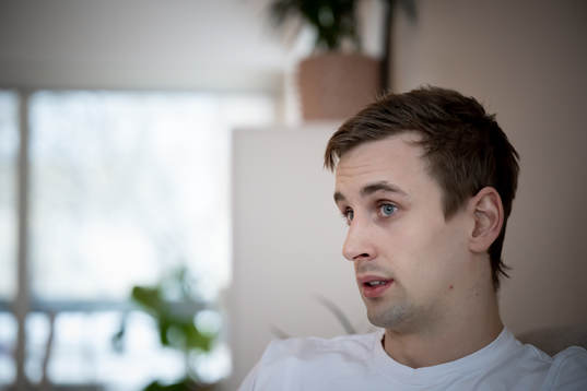 Handbollsspelaren Richard Hanisch blir intervjuad i sitt hem