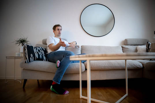 Handbollsspelaren Richard Hanisch blir intervjuad i sitt hem