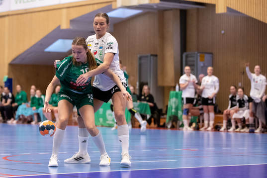 Skurus Clara Bergsten och Kungälvs Kristina Zubonja