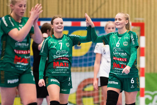 Elin Hansson och Ellen Voutilainen jublar