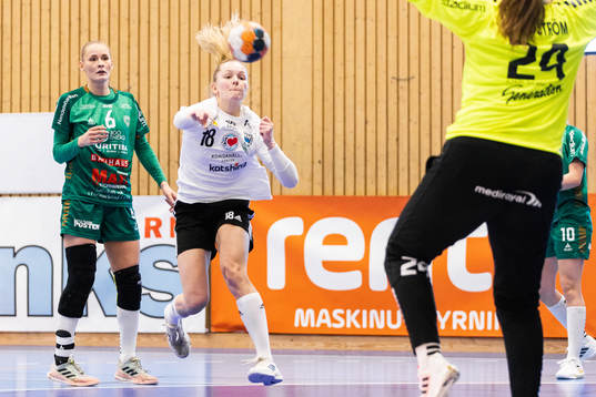 Skurus Ellen Voutilainen och Kungälvs Madeleine Lindgren