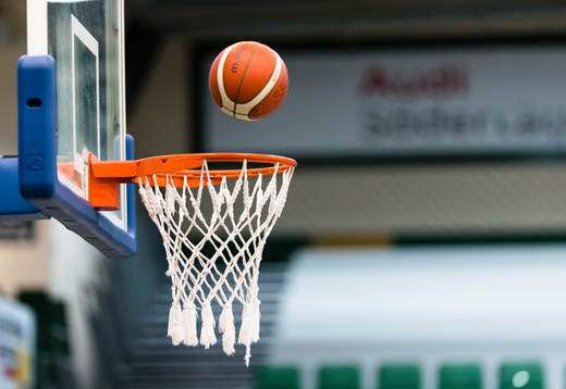 En basketboll och en basketkort