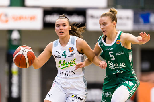 Alviks Anna Stern i kamp om bollen med Södertäljes Ellen