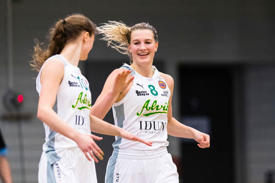 Alviks Paula Juhlin (h) jublar med Olivia Harm