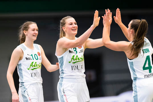 Alviks Paula Juhlin (m) jublar med lagkamrater