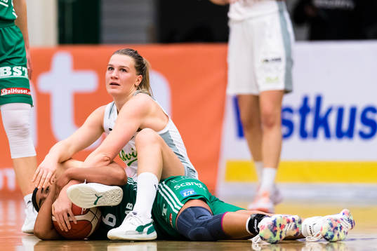 Alviks Paula Juhlin sitter på Södertäljes Chanelle Molina