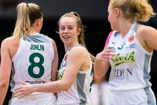 Alviks Hailey Leidel ser glad ut och jublar med lagkamrater