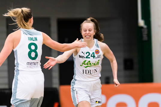 Alviks Hailey Leidel jublar med Paula Juhlin (v)