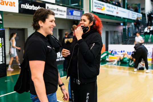 Amanda Zahui samtalar med Alviks tränare Janel Mccarville