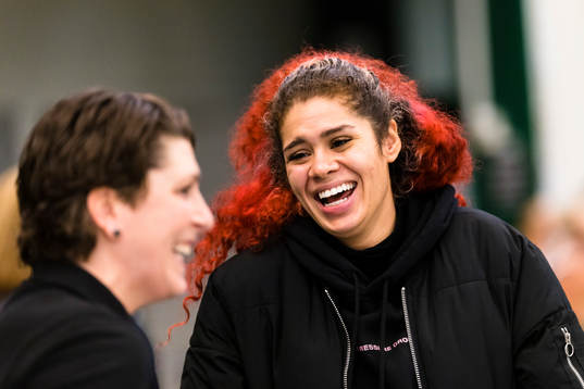 Amanda Zahui samtalar med Alviks tränare Janel Mccarville