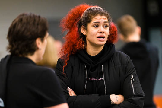 Amanda Zahui samtalar med Alviks tränare Janel Mccarville