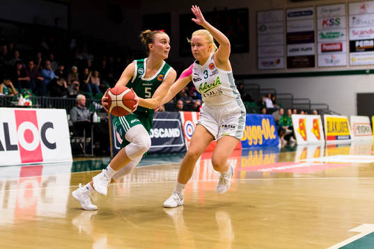 Södertäljes Ellen Åström  i kamp om bollen med Alviks