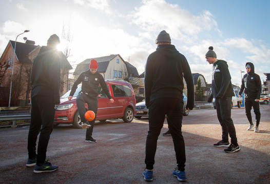 Timrås Viktor Lodin värmer upp med fotboll