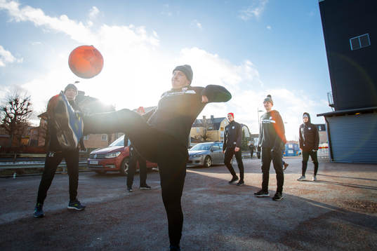 Timråspelarna värmer upp med fotboll