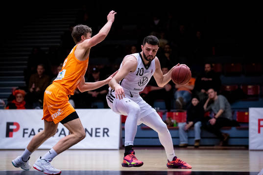 Norrköpings David Jolinder och Fryshusets Nemanja Kutic