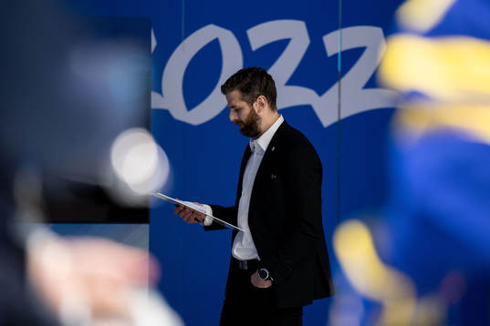 Head coach Ulf Lundberg of Sweden in the women’s ice