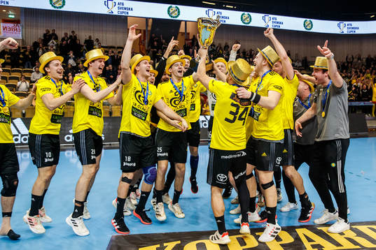 Sävehofs spelare jublaer med pokalen