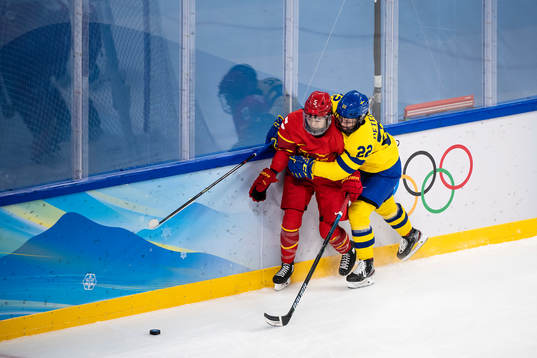 Huier Huang of China and Linn Peterson of Sweden in the