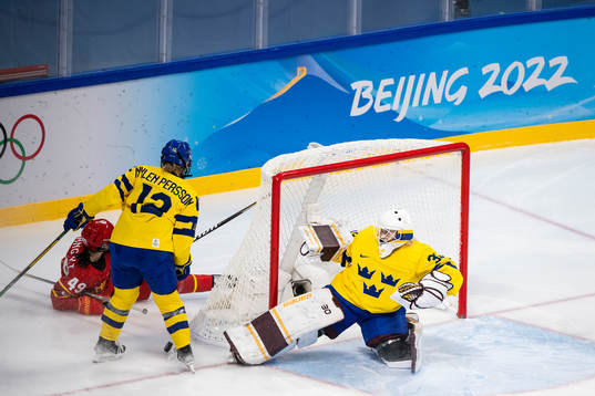 Yuting Wang of China against Maja Nylén-Persson and