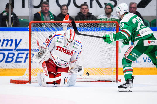 Rögles Anton Bengtsson gör 2-2 på Timrås målvakt Jacob