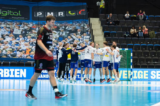 Ystads IFs spelare jublar medan HK Malmös Inge Aas Eriksen