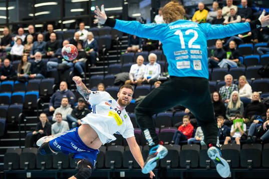 Ystads IFs Knud Ronau Larsen mot HK Malmös målvakt Erik