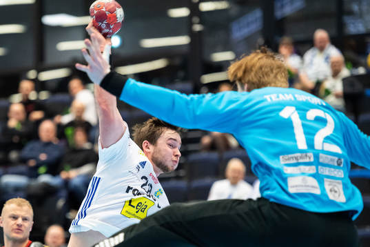 Ystads IFs Jonathan Svensson och HK Malmös målvakt Erik
