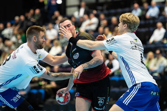 HK Malmös Tim Hilding mot Ystads IFs Knud Ronau Larsen och