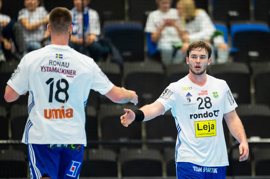 Ystads IFs Knud Ronau Larsen och Jonathan Svensson jublar