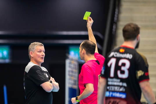 HK Malmös tränare Stian Tönnesen varnas av domaren