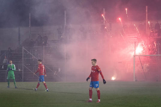 Helsingborgs spelare framför pyroteknik