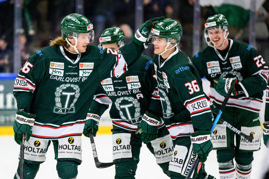 Tingsryds Kim Tallberg jublar med lagkamrater
