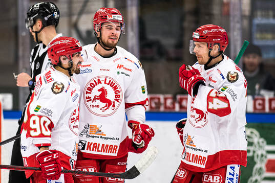 Troja/Ljungbys Joakim Hillding (th) jublar med lagkamraterna