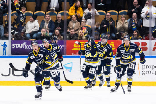 s Myles Powell jublar med lagkamrater